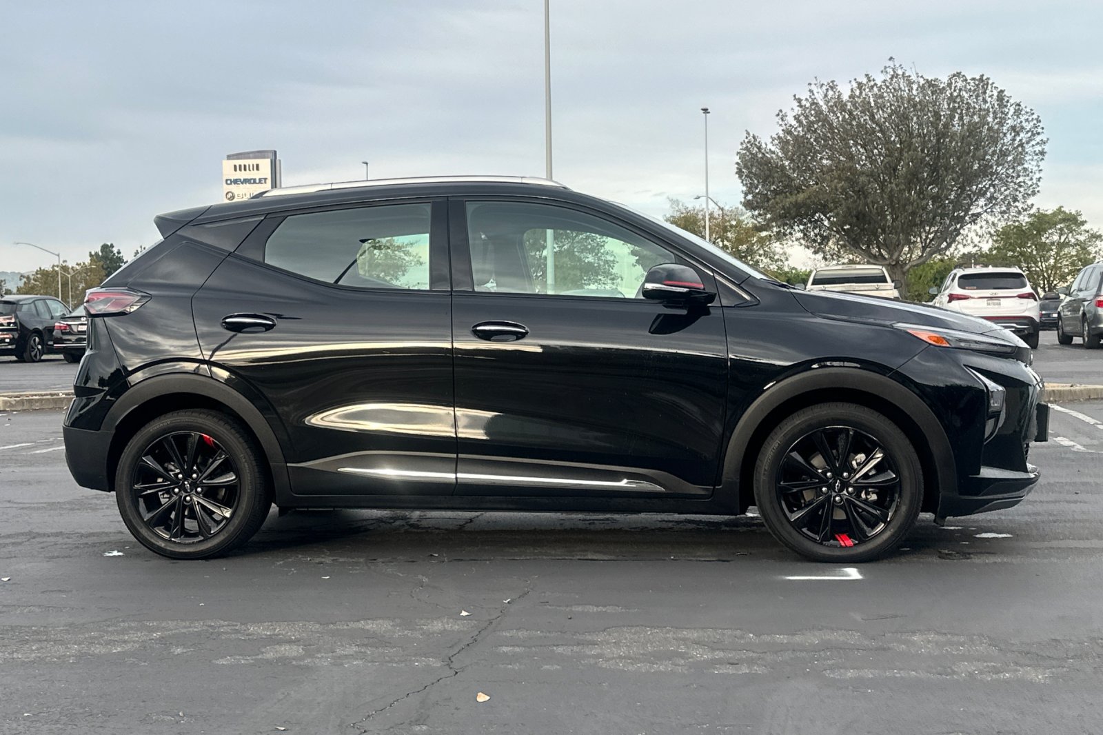 Used 2023 Chevrolet Bolt EUV Premier w/ Redline Edition FWD image 3