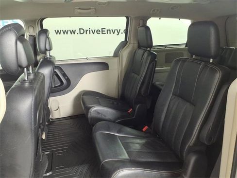 Used 2014 Chrysler Town & Country Touring-L w/ Driver Convenience Group image 10