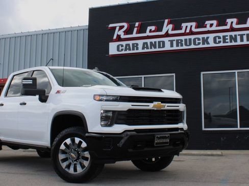 Used 2025 Chevrolet Silverado 2500 Custom w/ Z71 Off-Road Package AWD/4WD image 2