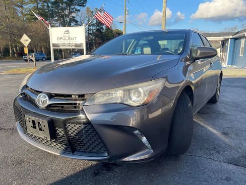 Used 2017 Toyota Camry SE image 4