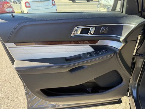 Used 2016 Ford Explorer Platinum image 25