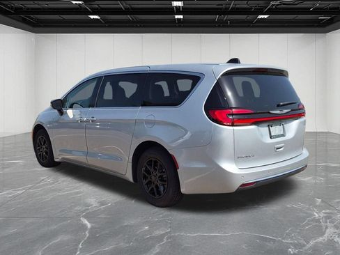 Used 2024 Chrysler Pacifica Touring-L FWD image 3