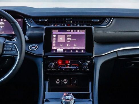 New 2025 Jeep Grand Cherokee Altitude AWD/4WD image 14