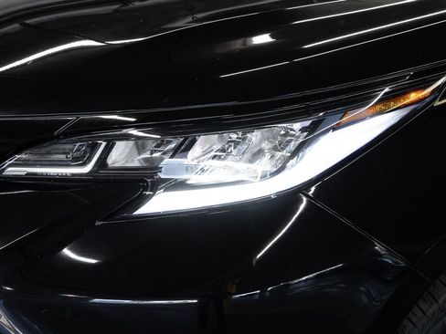 Used 2025 Toyota Sienna XLE Woodland Edition image 9