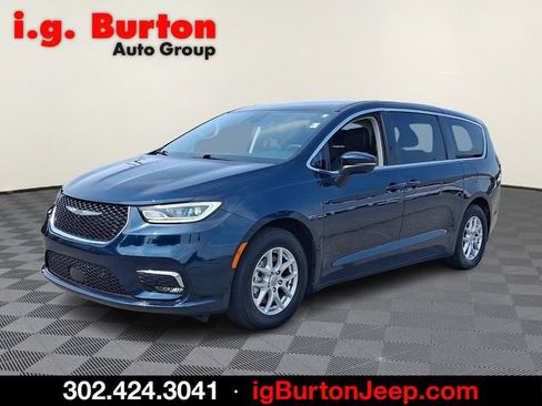 Used 2023 Chrysler Pacifica Touring-L FWD image 3
