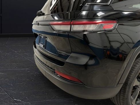 Used 2023 Jeep Grand Cherokee Limited w/ Luxury Tech Group II image 33