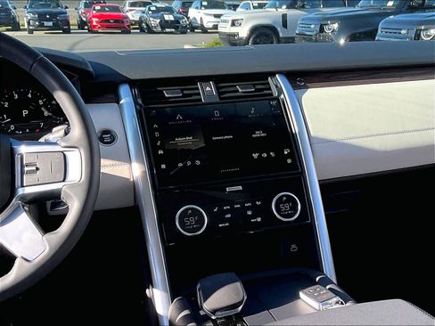 Used 2025 Land Rover Discovery S image 8