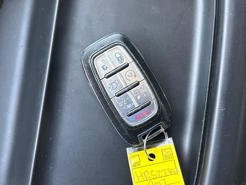 Used 2017 Chrysler Pacifica Touring-L FWD image 28