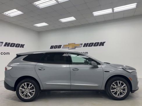 Used 2023 Buick Enclave Essence w/ Experience Buick Package FWD image 4