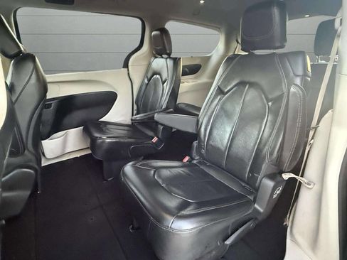 Used 2018 Chrysler Pacifica Touring-L image 17