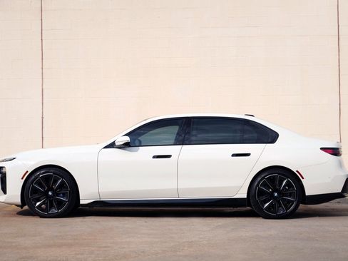 Used 2024 BMW i7 xDrive60 w/ Premium Package AWD/4WD image 8