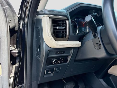 Used 2024 Ford Expedition Limited image 11