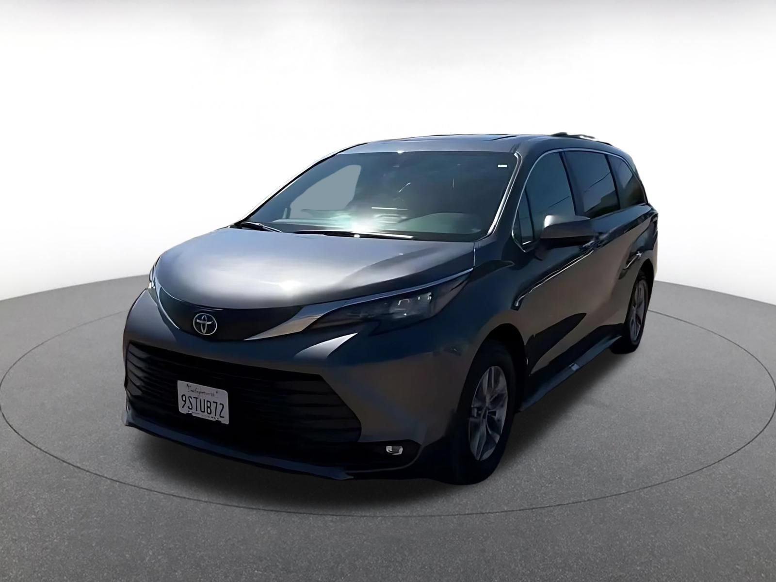 Used 2025 Toyota Sienna XLE FWD image 6