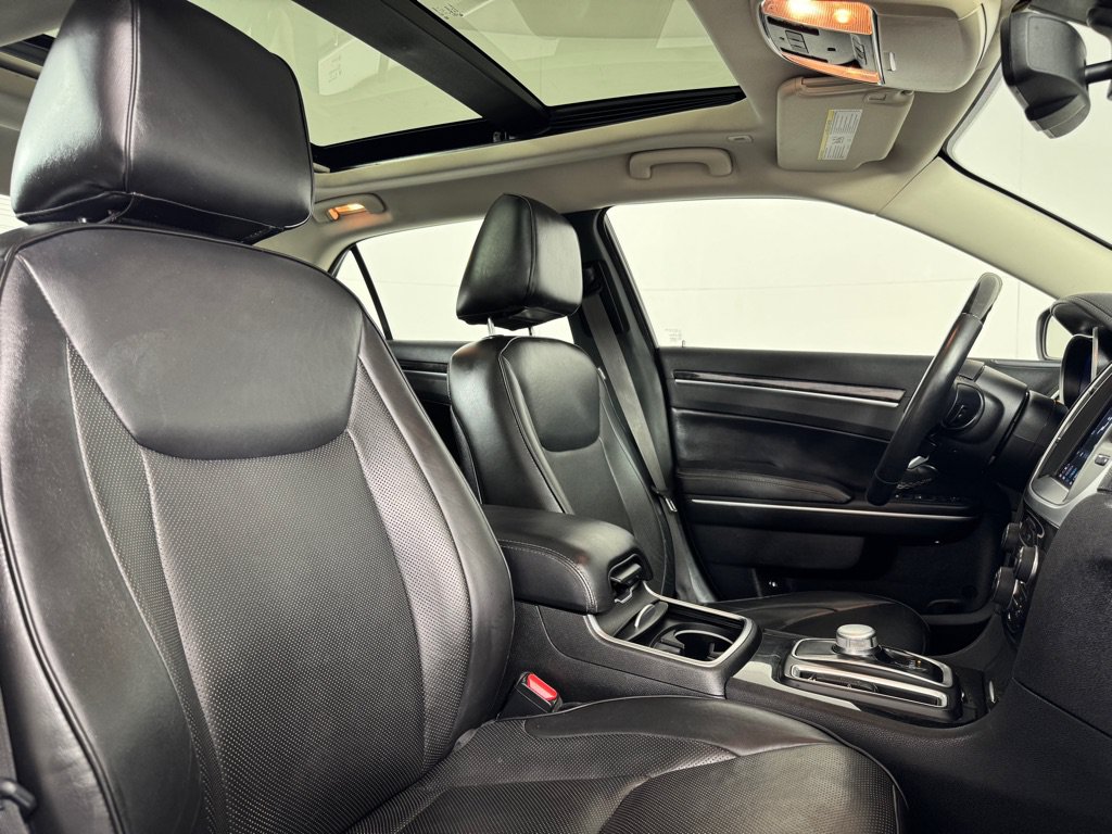 Used 2019 Chrysler 300 Limited AWD/4WD image 21
