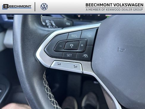 Used 2023 Volkswagen Taos SE w/ Panoramic Sunroof Package AWD/4WD image 19
