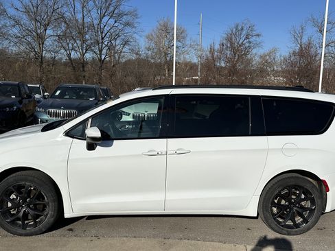 Used 2023 Chrysler Pacifica Touring-L w/ Uconnect Theater Family Group image 7