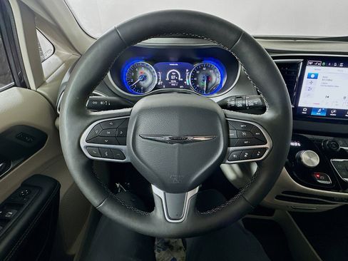 Used 2024 Chrysler Pacifica Touring-L image 11