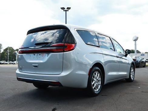 Used 2024 Chrysler Pacifica Touring-L FWD image 6