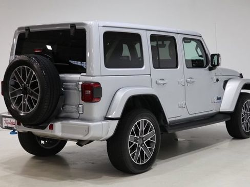 Used 2022 Jeep Wrangler Unlimited Sahara AWD/4WD image 8
