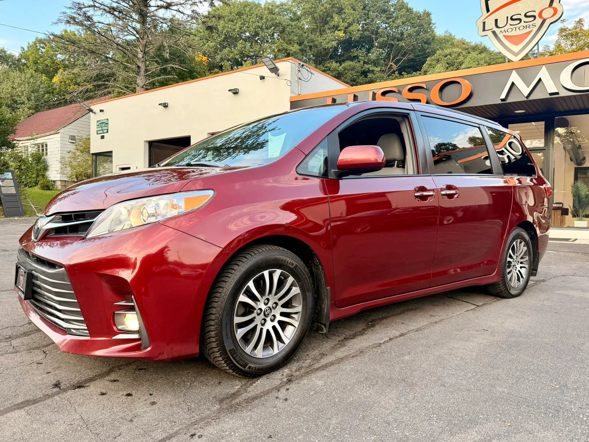 Used 2019 Toyota Sienna XLE w/ XLE Navigation Package FWD image 3