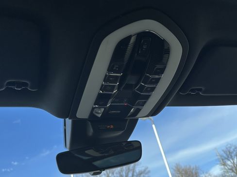 Used 2024 Porsche Macan image 28