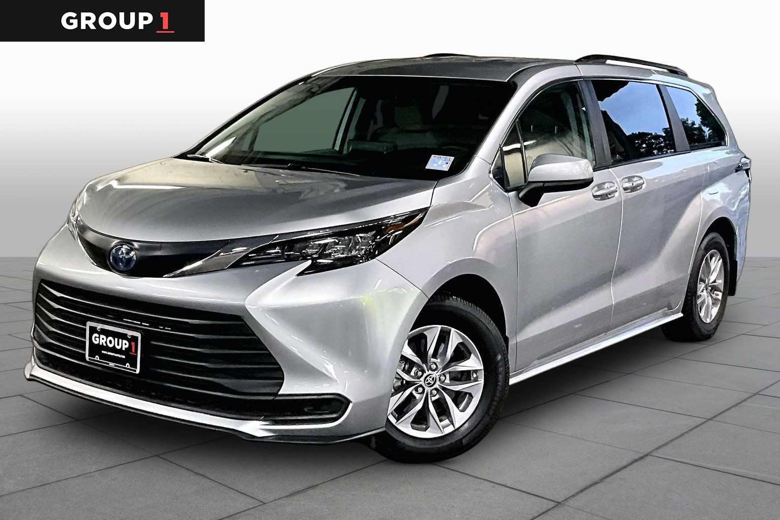 Certified 2024 Toyota Sienna LE FWD image 1