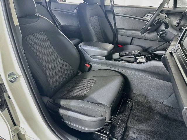 Used 2025 Kia Sportage LX AWD/4WD image 11