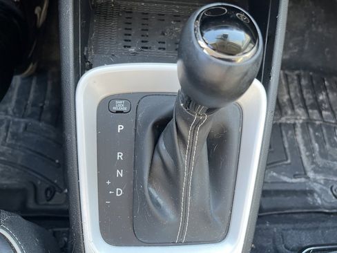 Used 2023 Hyundai Venue Limited image 20