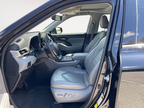 Used 2022 Toyota Highlander XLE AWD/4WD image 9