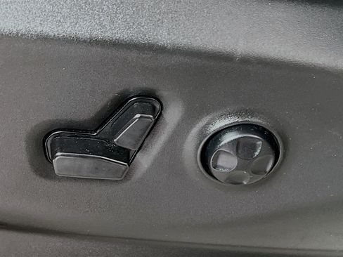 Used 2024 Chrysler Pacifica Touring-L image 16