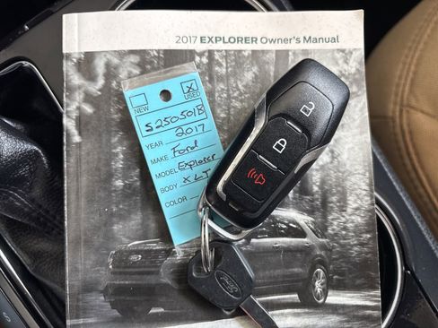 Used 2017 Ford Explorer XLT image 25