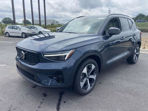 New 2026 Volvo XC40 B4 Plus w/ Climate Package image 3