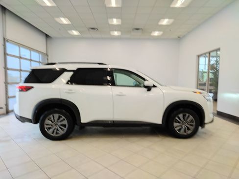 Used 2025 Nissan Pathfinder SV AWD/4WD image 2