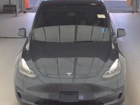 Used 2024 Tesla Model Y Long Range AWD/4WD image 3