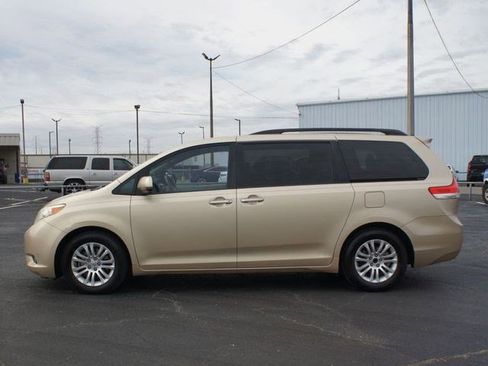 Used 2011 Toyota Sienna XLE w/ XLE Navigation Pkg image 11