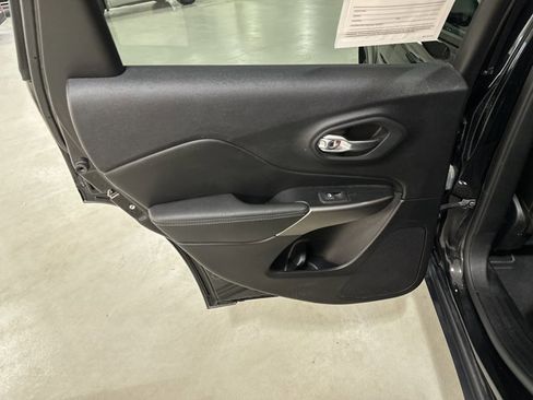 Used 2022 Jeep Cherokee Latitude Lux w/ Mopar Interior Package image 23