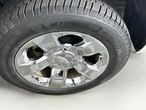 Used 2017 Chevrolet Suburban LT w/ LT Signature Package RWD image 11