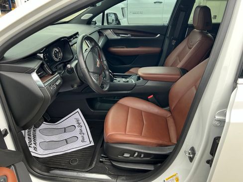 Used 2023 Cadillac XT5 Premium Luxury w/ Technology Package AWD/4WD image 4