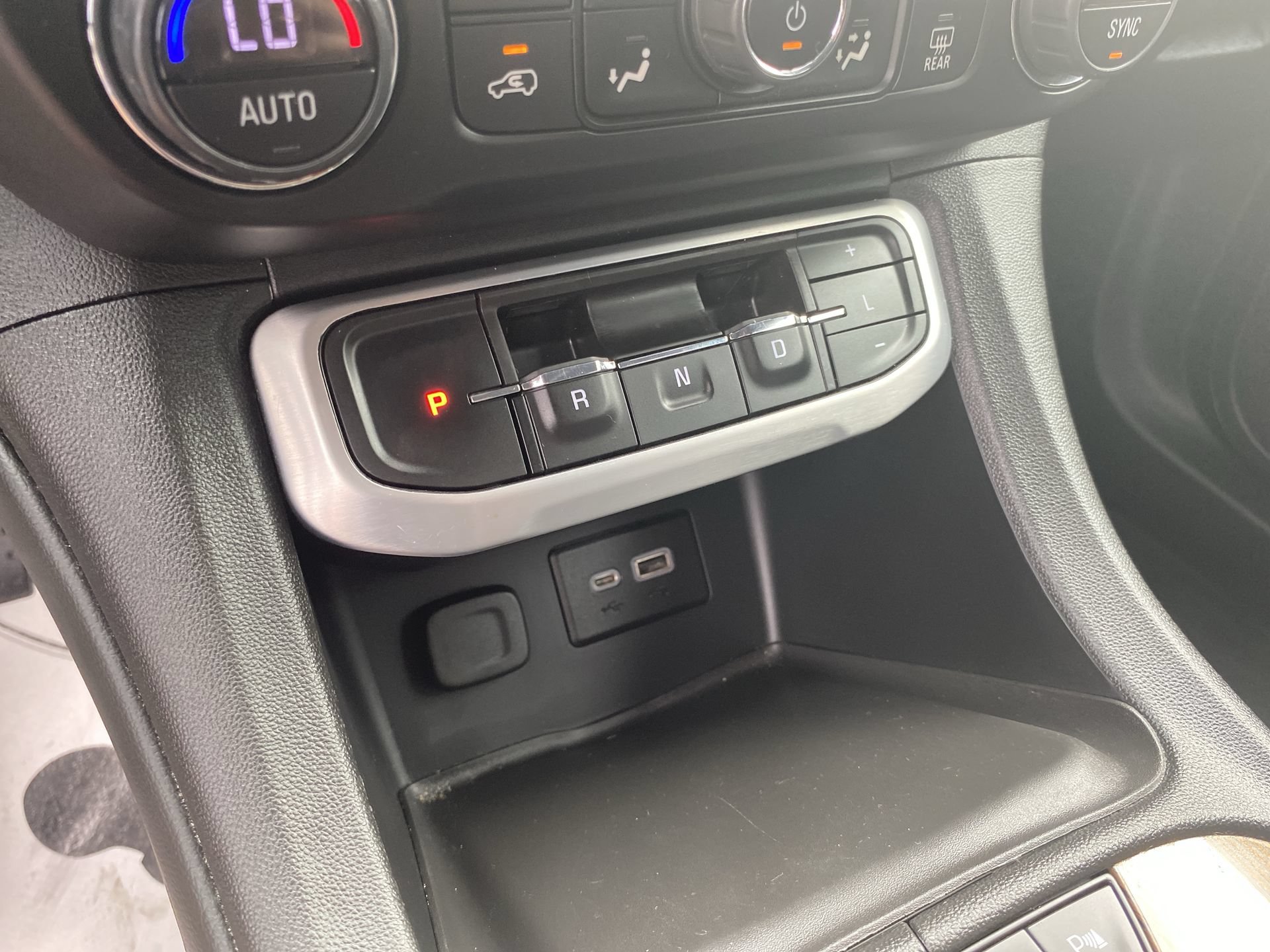 Used 2020 GMC Acadia SLE FWD image 16
