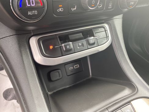 Used 2020 GMC Acadia SLE FWD image 16
