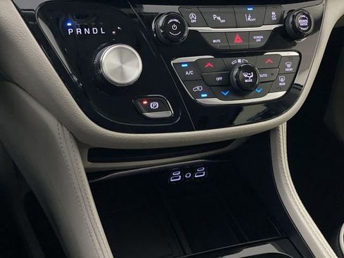 Used 2024 Chrysler Pacifica Limited image 23