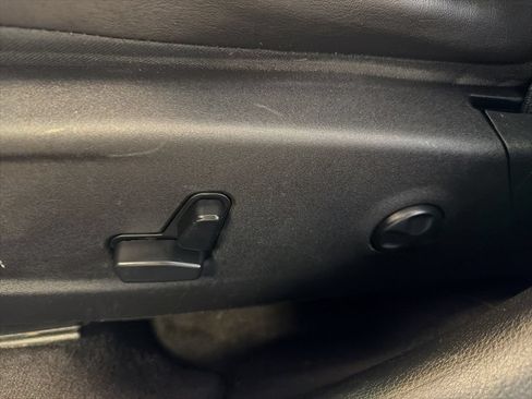 Used 2018 Chrysler 300 Limited AWD/4WD image 23