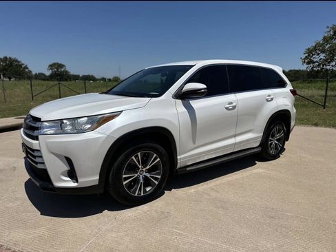 Used 2017 Toyota Highlander LE FWD image 1