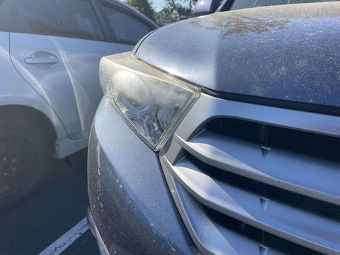 Used 2012 Toyota Highlander SE w/ Tow Pkg image 4