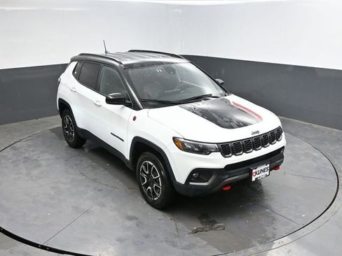 Used 2025 Jeep Compass Trailhawk AWD/4WD image 37