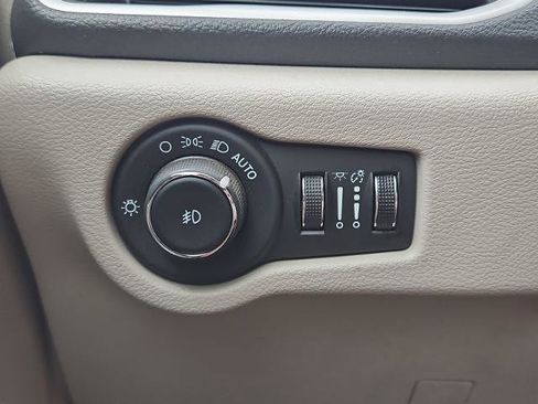 Used 2023 Chrysler Pacifica Touring-L FWD image 17