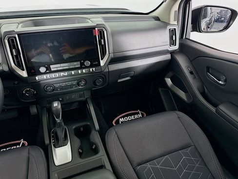 Used 2025 Nissan Frontier SV image 33