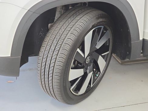 Used 2024 Volkswagen Taos SEL image 32