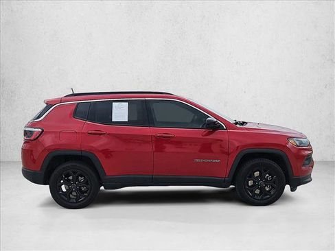 Used 2025 Jeep Compass Latitude image 4