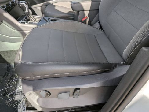 Certified 2023 Volkswagen Taos SE FWD image 18